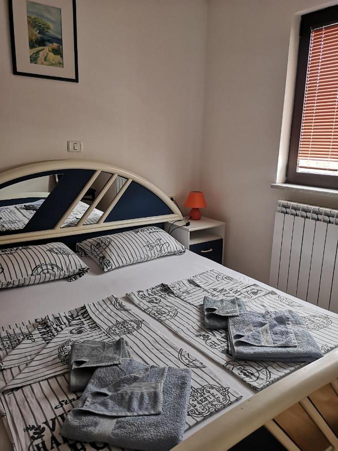 Villa House Ceh Črni Kal Esterno foto
